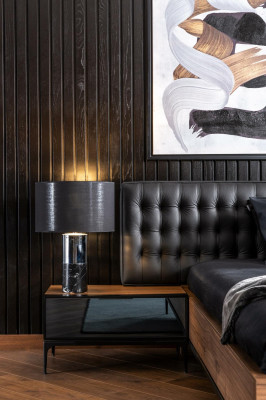 Table de nuit luxueuse avec portes en verre marron