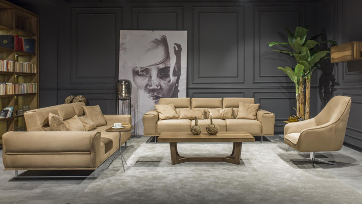 Canapé trois places beige avec coussins