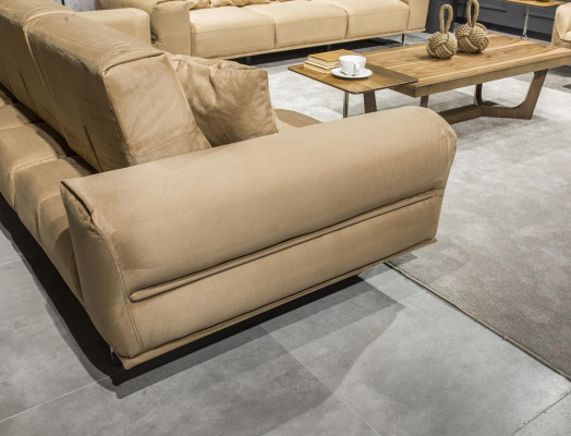 Canapé trois places beige avec coussins