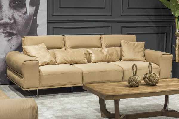 Canapé trois places beige avec coussins