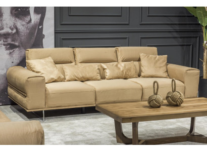 Canapé trois places beige avec coussins