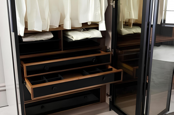 Armoire brune pour une pièce avec espace de rangement et portes en verre