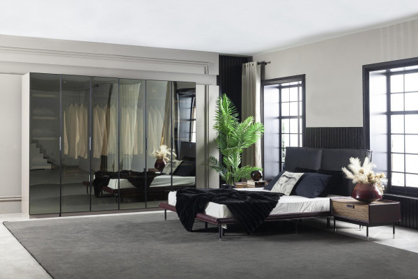 Ensemble de vitrine parfaite pour la chambre à coucher, avec lit et tables de nuit, 4 pièces
