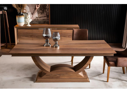 Table à manger en bois brun avec 4 chaises