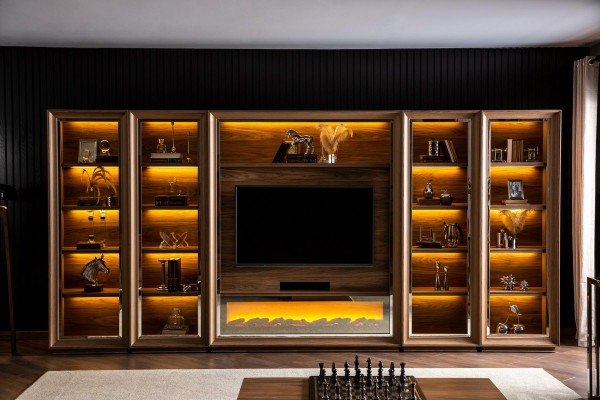 Mur de salon de luxe avec cheminée et table basse