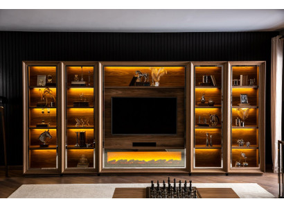 Mur de salon de luxe avec cheminée et table basse