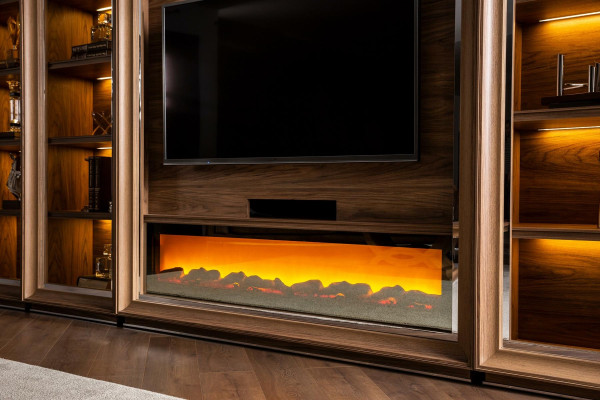 Mur de salon de luxe avec cheminée et table basse