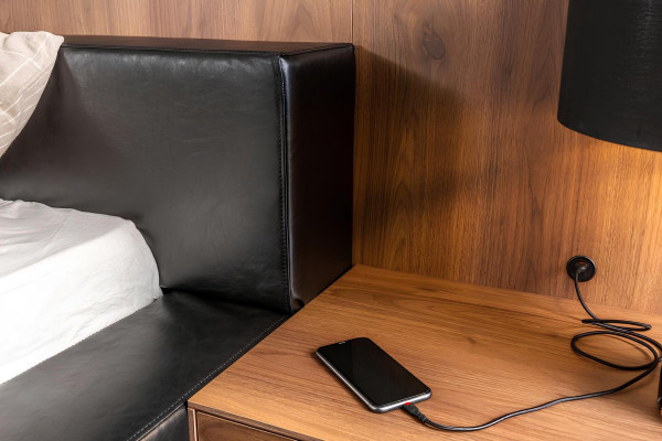 Ensemble de meubles de chambre à coucher 5 pièces avec lit, tables de nuit et commode