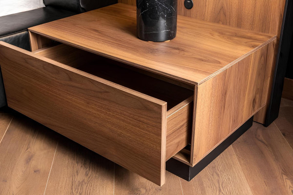 Ensemble de meubles de chambre à coucher brun, comprenant un lit, une armoire et 2 tables de nuit, 4 pièces.