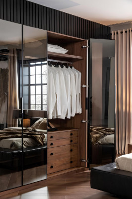 Armoire en verre brune avec portes en verre teinté