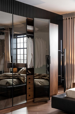 Armoire en verre brune avec portes en verre teinté