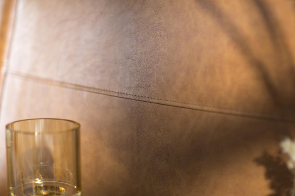 Lit en simili cuir marron au style moderne et luxueux, chambre confortable