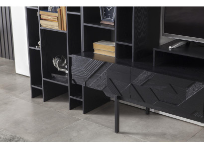 Murs noirs pour le salon avec espace de rangement ouvert