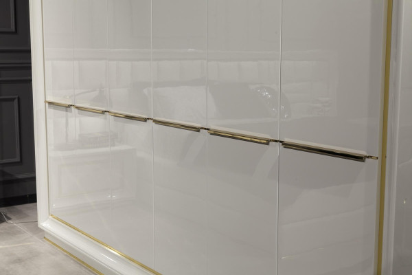 Armoire blanche moderne et confortable avec un espace de rangement luxueux