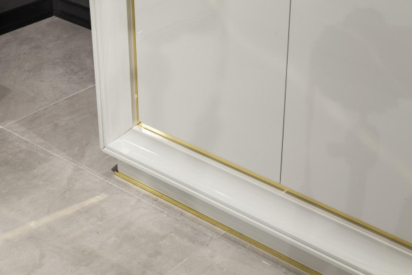 Armoire blanche moderne et confortable avec un espace de rangement luxueux