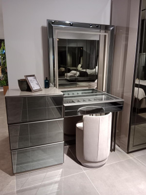 Coiffeuse de luxe moderne avec élégant tabouret de 2 pièces. Console grise neuve