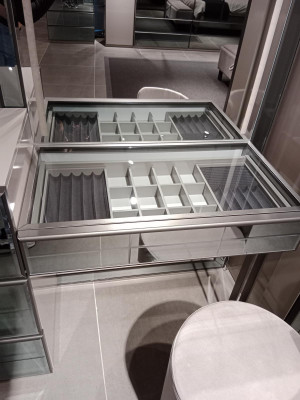 Coiffeuse de luxe moderne avec élégant tabouret de 2 pièces. Console grise neuve