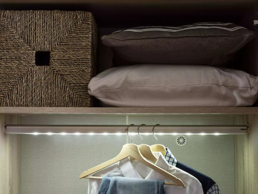 Armoire en bois grise avec 4 portes et miroir pour chambre d'enfants