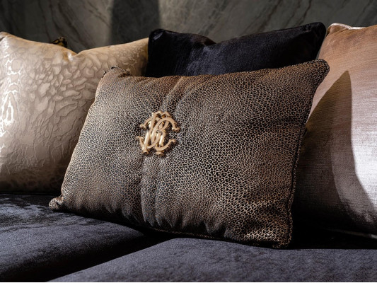 Canapé trois places avec coussins de paysages pour salon 230cm