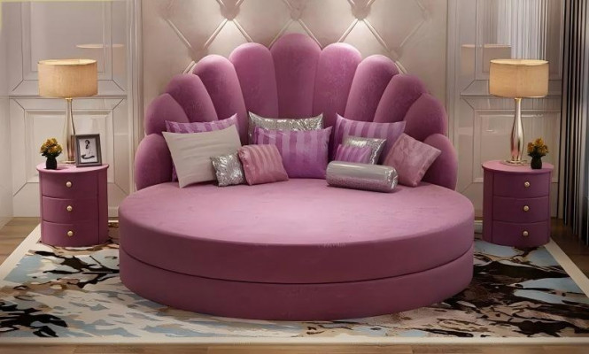 Lit rond élégant en blanc avec revêtement en tissu violet pour une chambre moderne