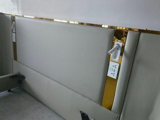 Lit de designer beige luxueux avec éclairage LED, cadre doré et tête de lit moderne