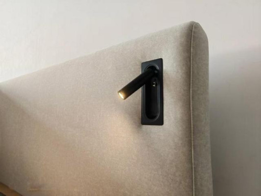 Lit beige avec un style moderne d'hôtel, éclairage LED et tête de lit luxueuse