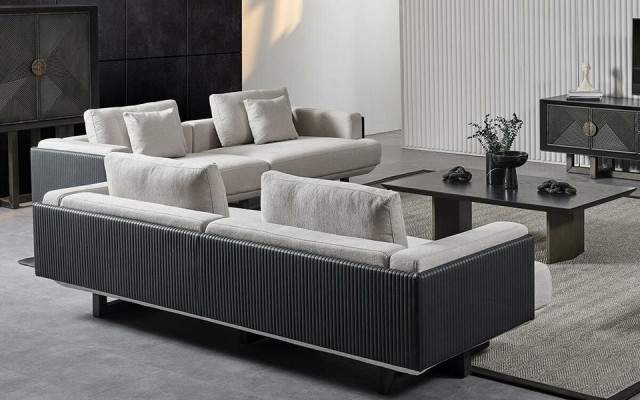 Ensemble de meubles en tissu brun avec table et canapés