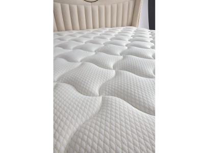 Lit élégant avec matelas en tissu beige clair et en bois