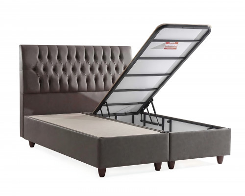 La conception douce du lit avec le matelas crée une ambiance douce.