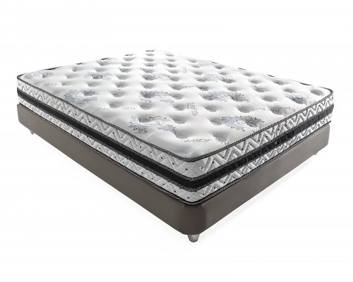 La conception douce du lit avec le matelas crée une ambiance douce.