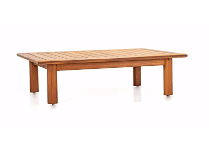 Table basse moderne avec des détails légers pour une décoration parfaite