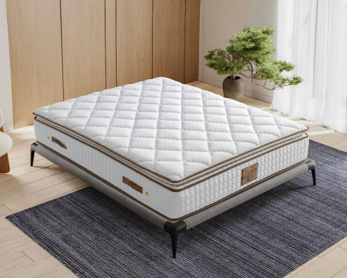 Un lit élégant et stable avec matelas apporte du charme à la décoration.