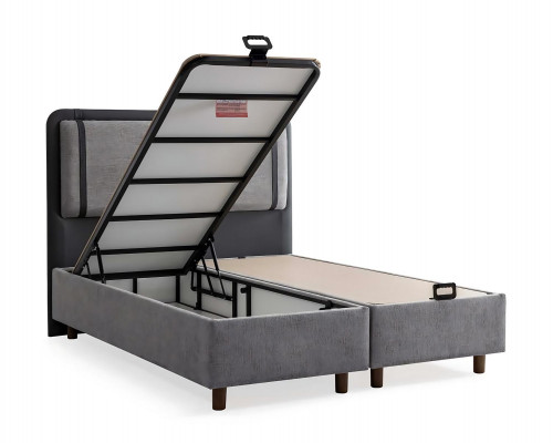 Un lit élégant et stable avec matelas apporte du charme à la décoration.