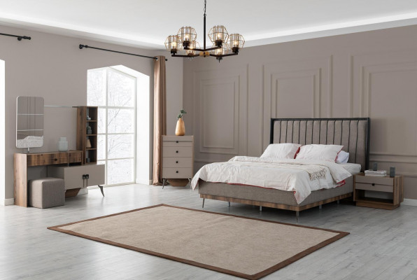 Suite de chambre grise avec lit double, 2 tables de chevet en bois et une coiffeuse.