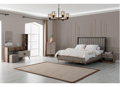 Suite de chambre grise avec lit double, 2 tables de chevet en bois et une coiffeuse.