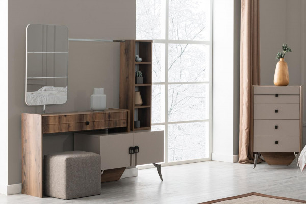 Suite de chambre grise avec lit double, 2 tables de chevet en bois et une coiffeuse.