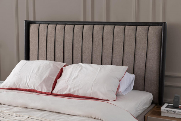 Suite de chambre grise avec lit double, 2 tables de chevet en bois et une coiffeuse.