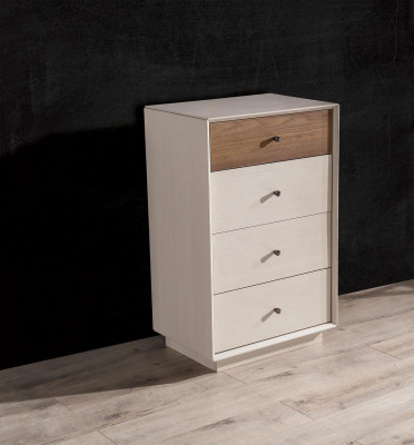 Commode moderne dans la chambre à coucher. Commode élégante en bois. Design de mobilier.