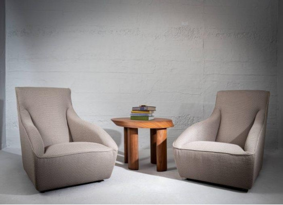 Style, confortable fauteuil de club avec revêtement en velours pour les salons élégants