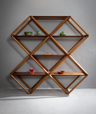 Armoire spacieuse avec étagères, couleur marron. Mobilier de salon de luxe.