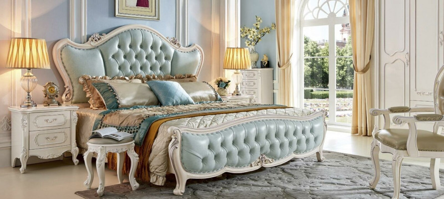 Ensemble de chambre classique style baroque par Designer avec lit, 2 tables de chevet et 3 pièces en bois massif.