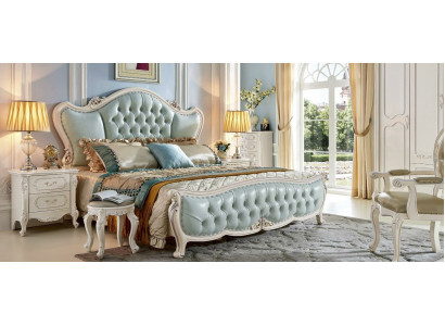 Ensemble de chambre classique style baroque par Designer avec lit, 2 tables de chevet et 3 pièces en bois massif.