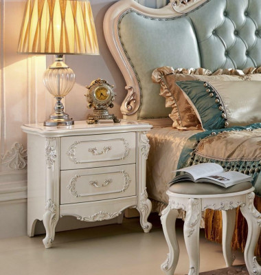 Ensemble de chambre classique style baroque par Designer avec lit, 2 tables de chevet et 3 pièces en bois massif.