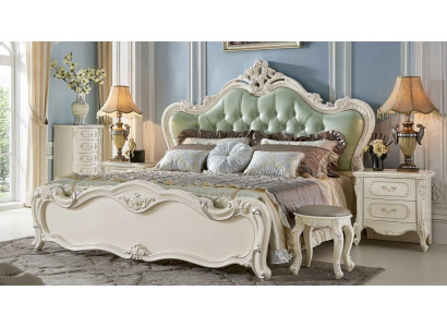 Ensemble de chambre classique en bois blanc et en cuir vert de style baroque.