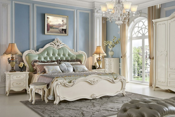 Ensemble de chambre classique en bois blanc et en cuir vert de style baroque.