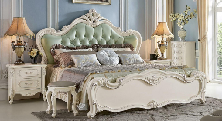 Ensemble de chambre classique en bois blanc et en cuir vert de style baroque.