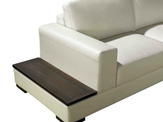 Grand canapé d'angle en cuir avec éclairage pour un salon.