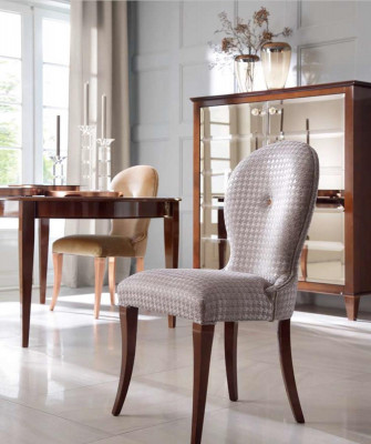 Table à manger moderne en bois avec des chaises pour la salle à manger