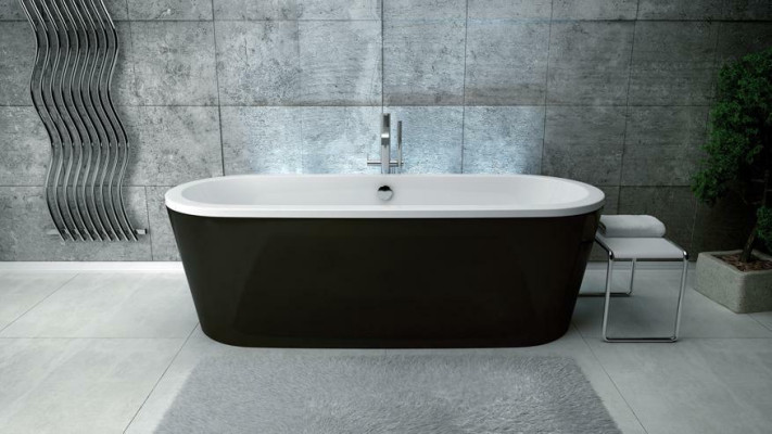Baignoire ovale en acrylique. Baignoires exclusives de design autoportant pour une nouvelle salle de bain.