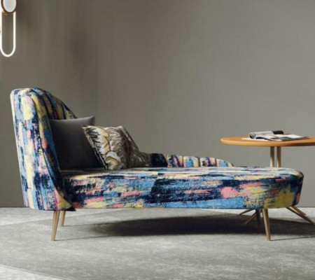 Chaise longue en tissu d'ameublement moderne, siège de détente de luxe, mobilier de salon paysager.